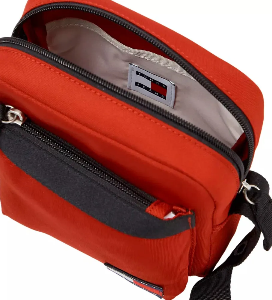 Bolso Reporter Essential con logo rojo